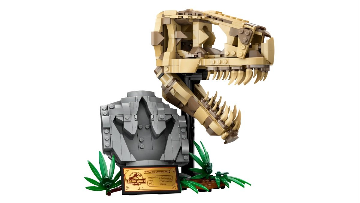 Jurassic World LEGO T rex skull with plaque