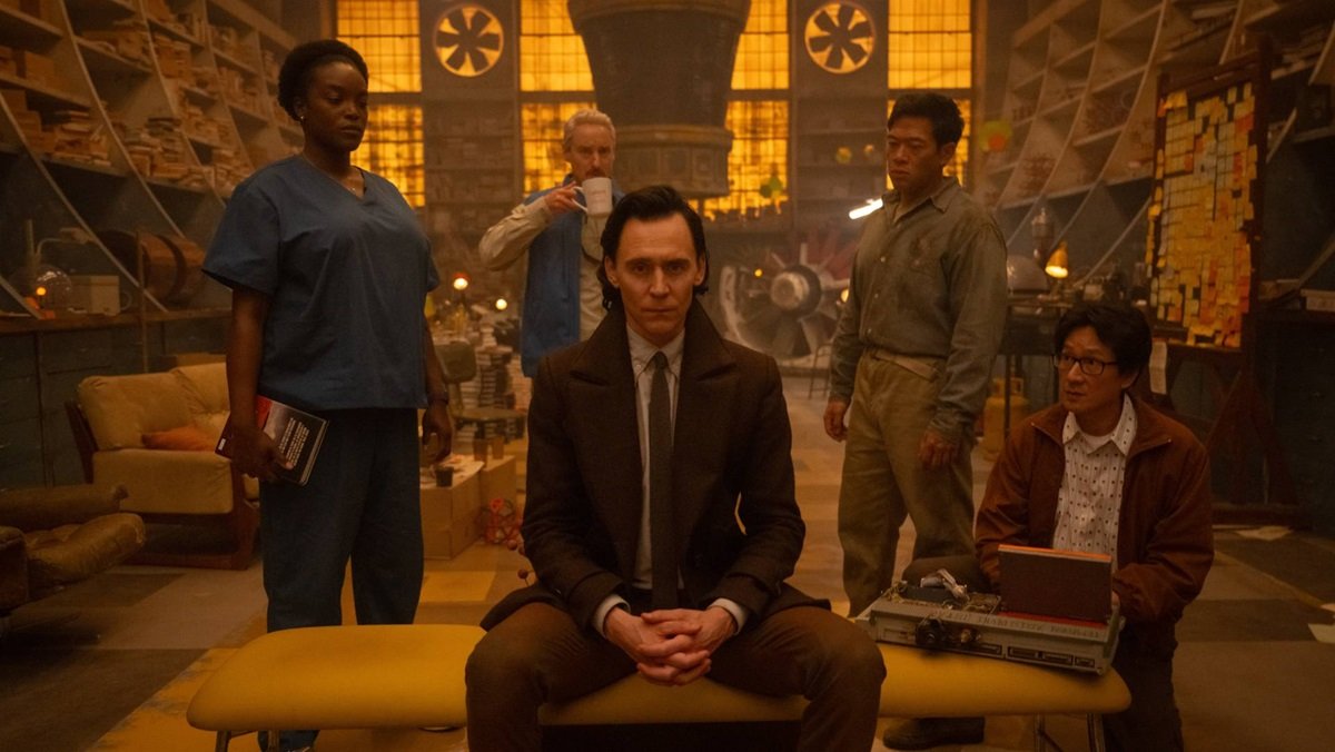 Loki (Tom Hiddleston) surrounded by his TVA time-displaced friends at O.B's lab, in the episode Science/Fiction.